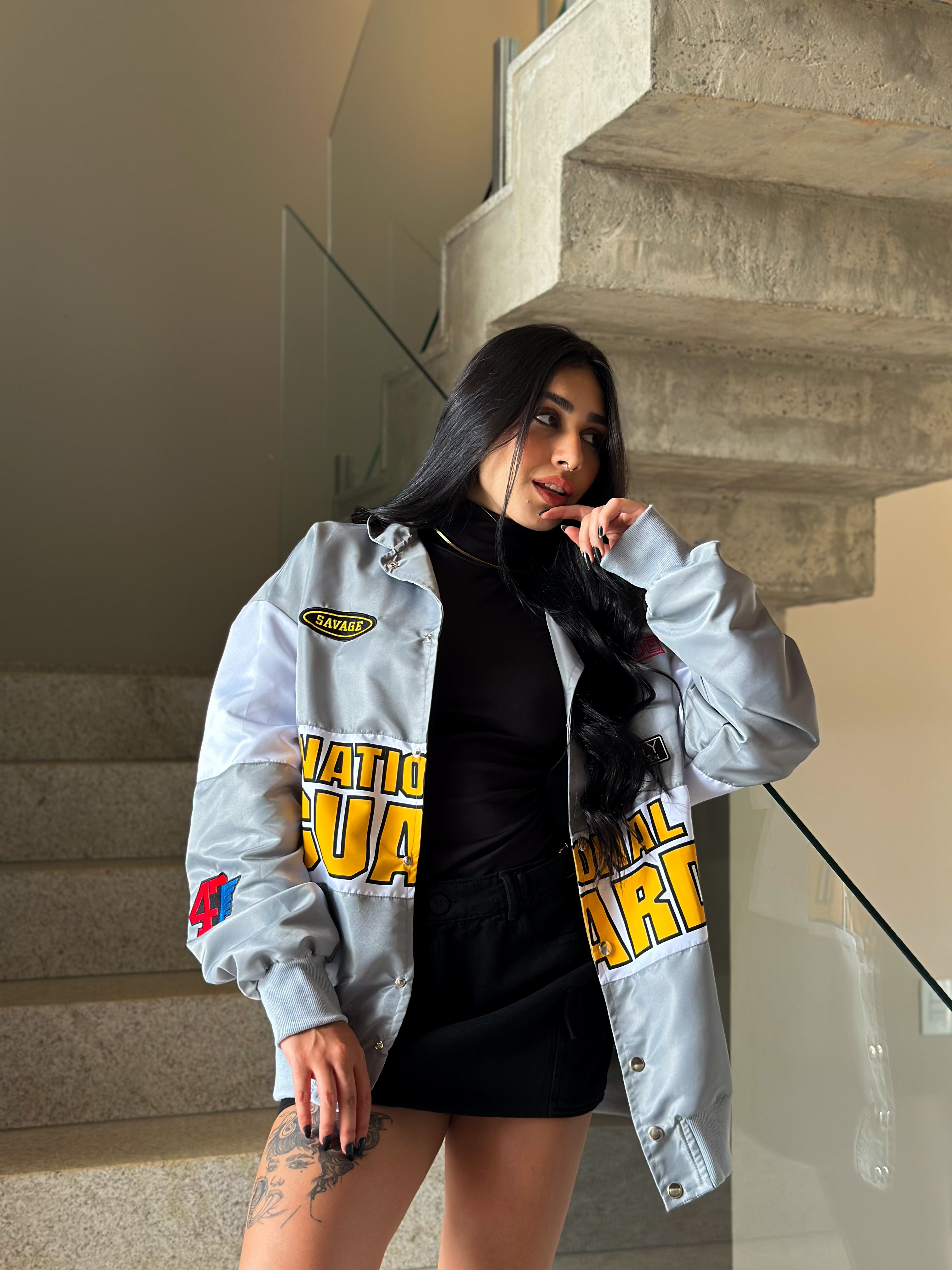 JAQUETA OVERSIZE RACING É O TOQUE DE ESTILO QUE SEU LOOK PEDE 